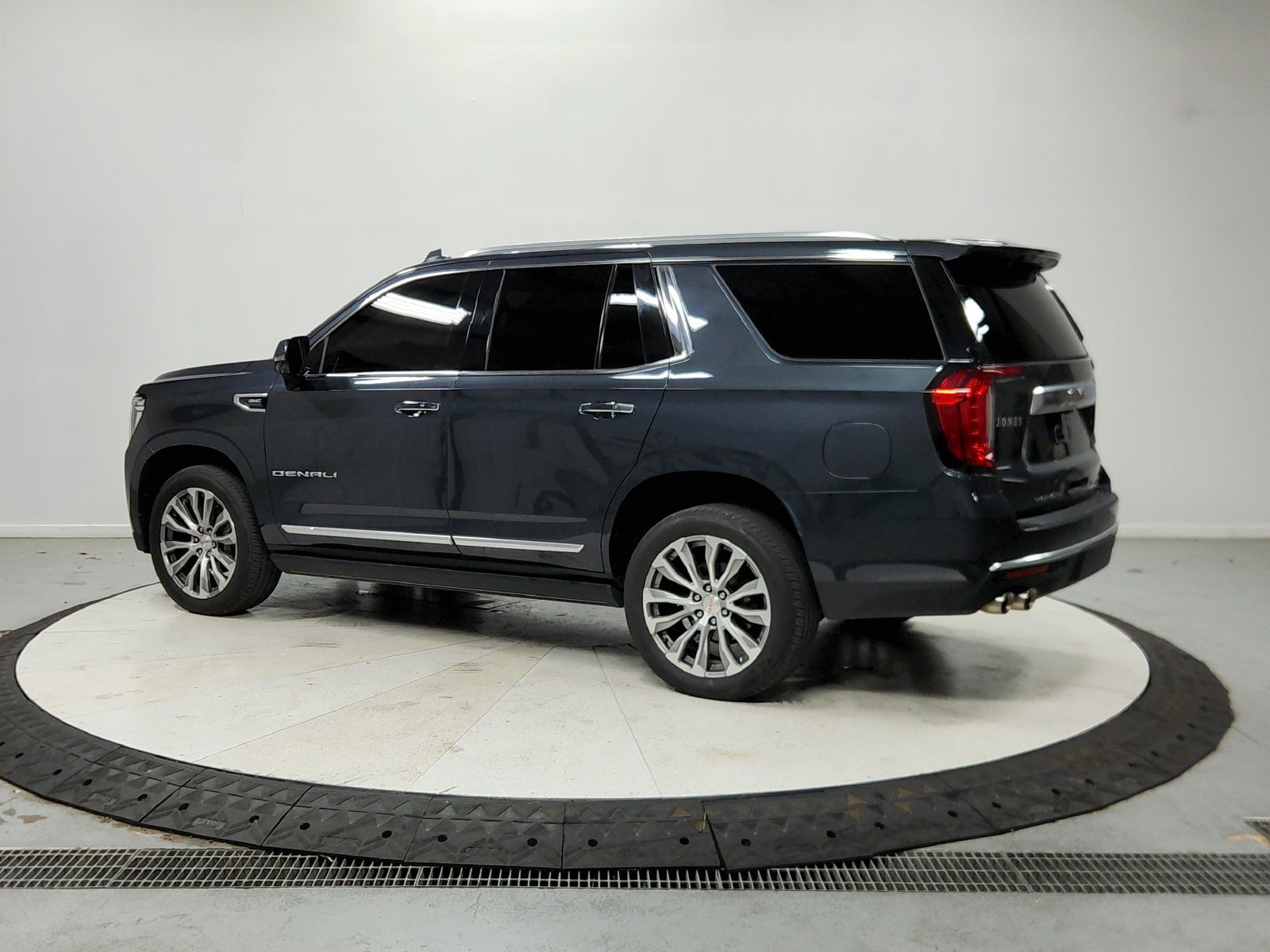 Used 2021 GMC Yukon Denali w/ Denali Premium Package AWD/4WD image 6
