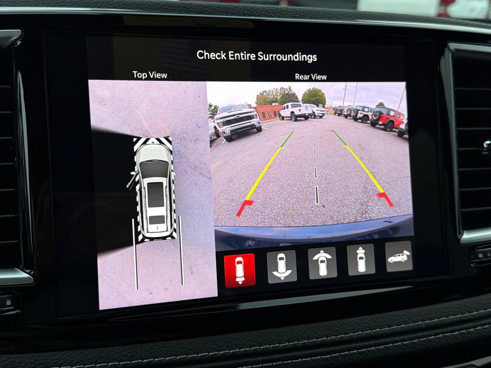 Used 2025 Chrysler Pacifica Limited AWD/4WD image 29