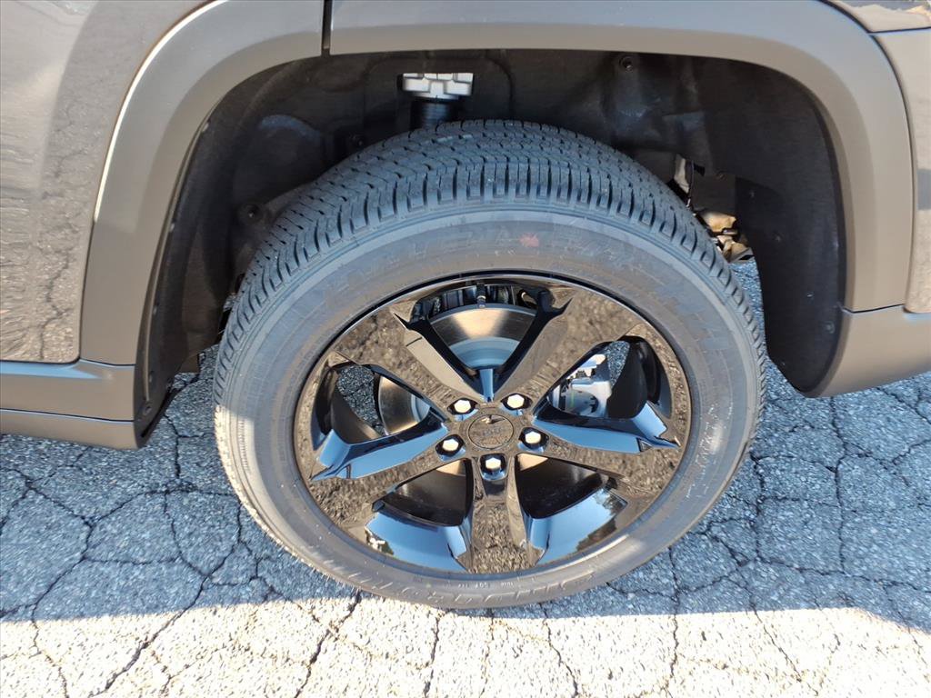 Used 2025 Jeep Grand Cherokee Altitude AWD/4WD image 7