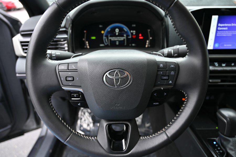 Used 2025 Toyota Camry SE image 18