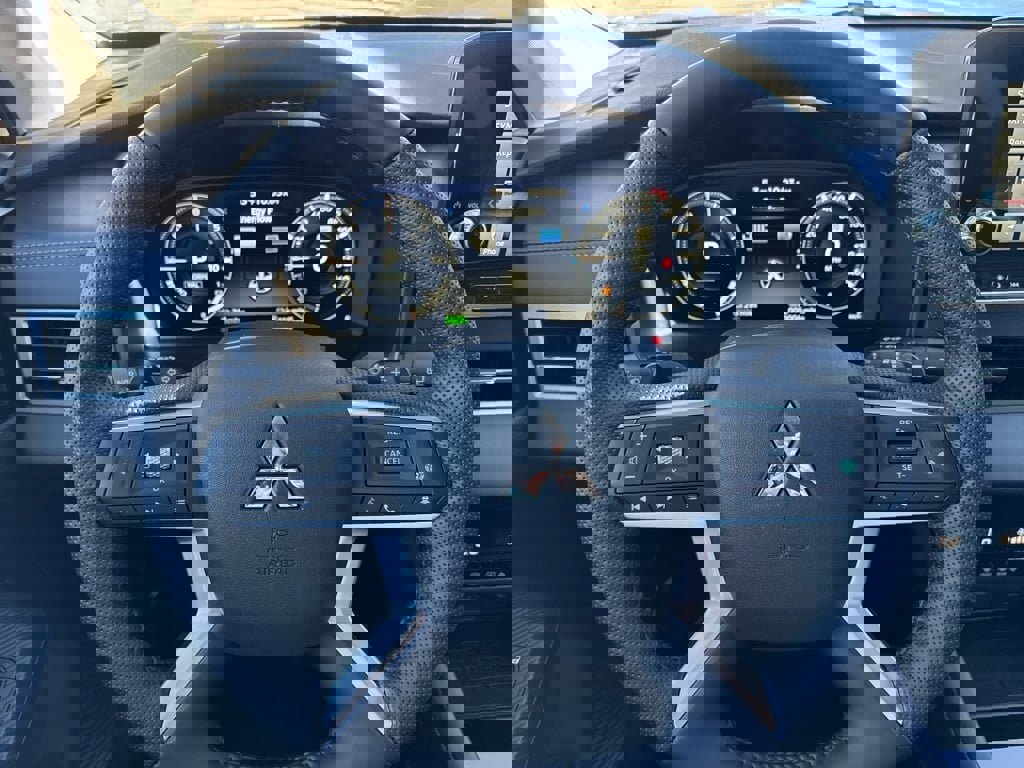 New 2025 Mitsubishi Outlander SE image 15