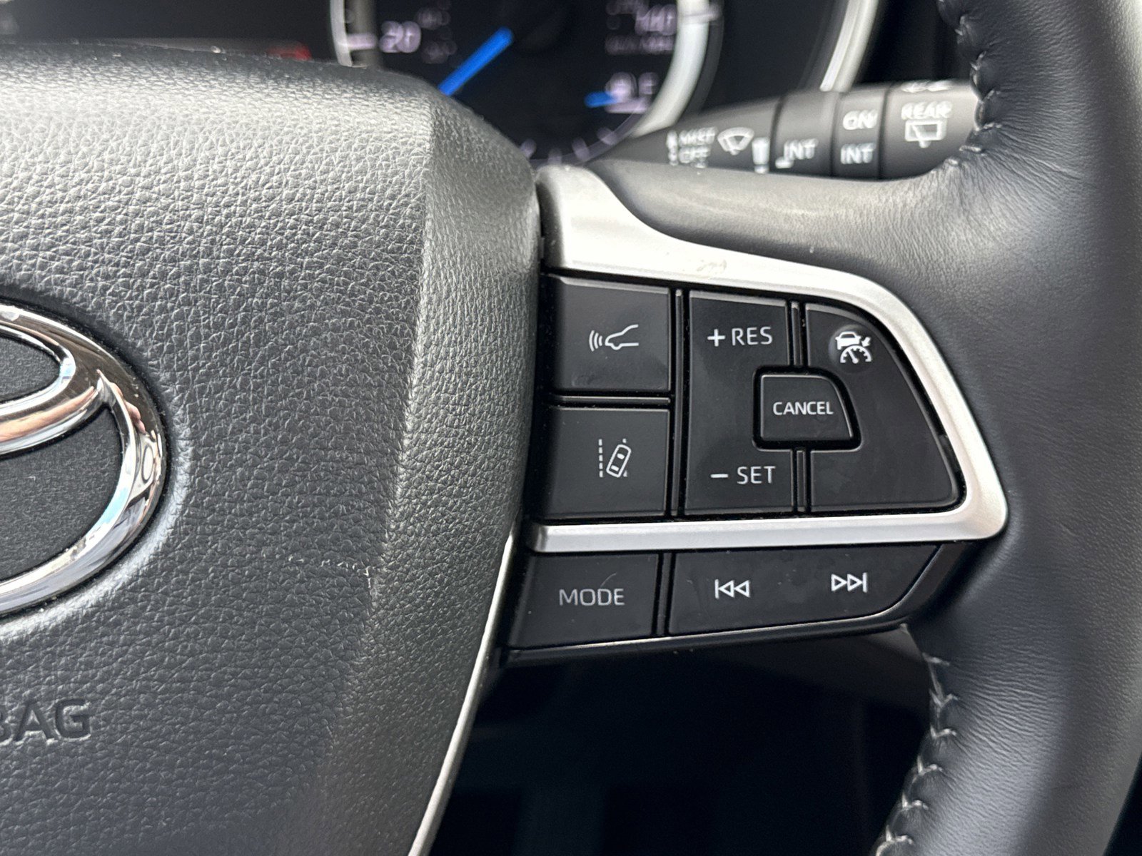 Used 2025 Toyota Highlander XLE image 25