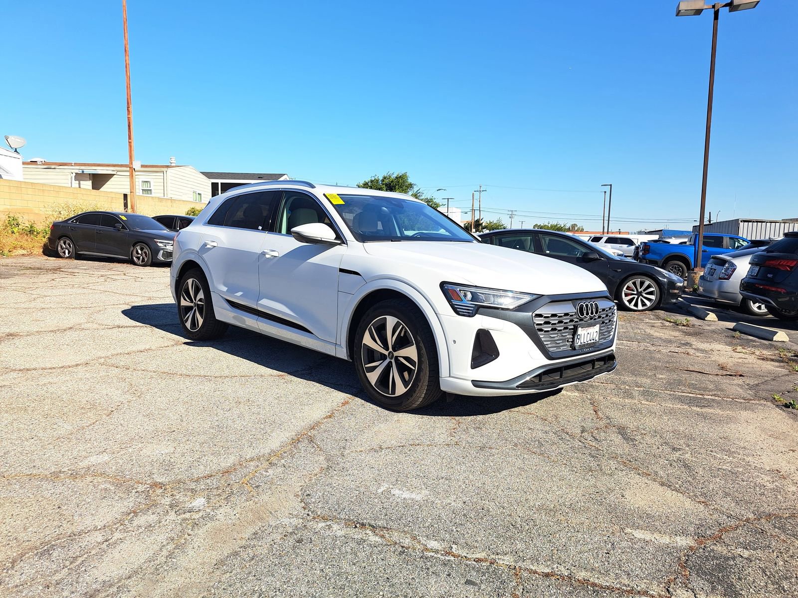 Used 2024 Audi Q8 e-tron Premium Plus w/ Premium Plus Package image 2