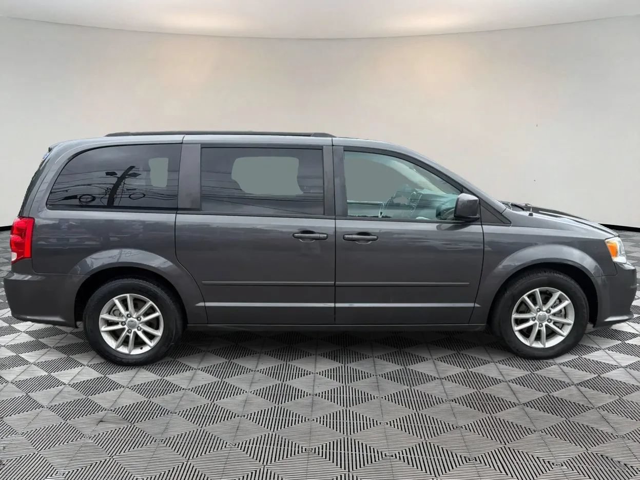 Used 2016 Dodge Grand Caravan SXT w/ UConnect Hands-Free Group FWD image 8