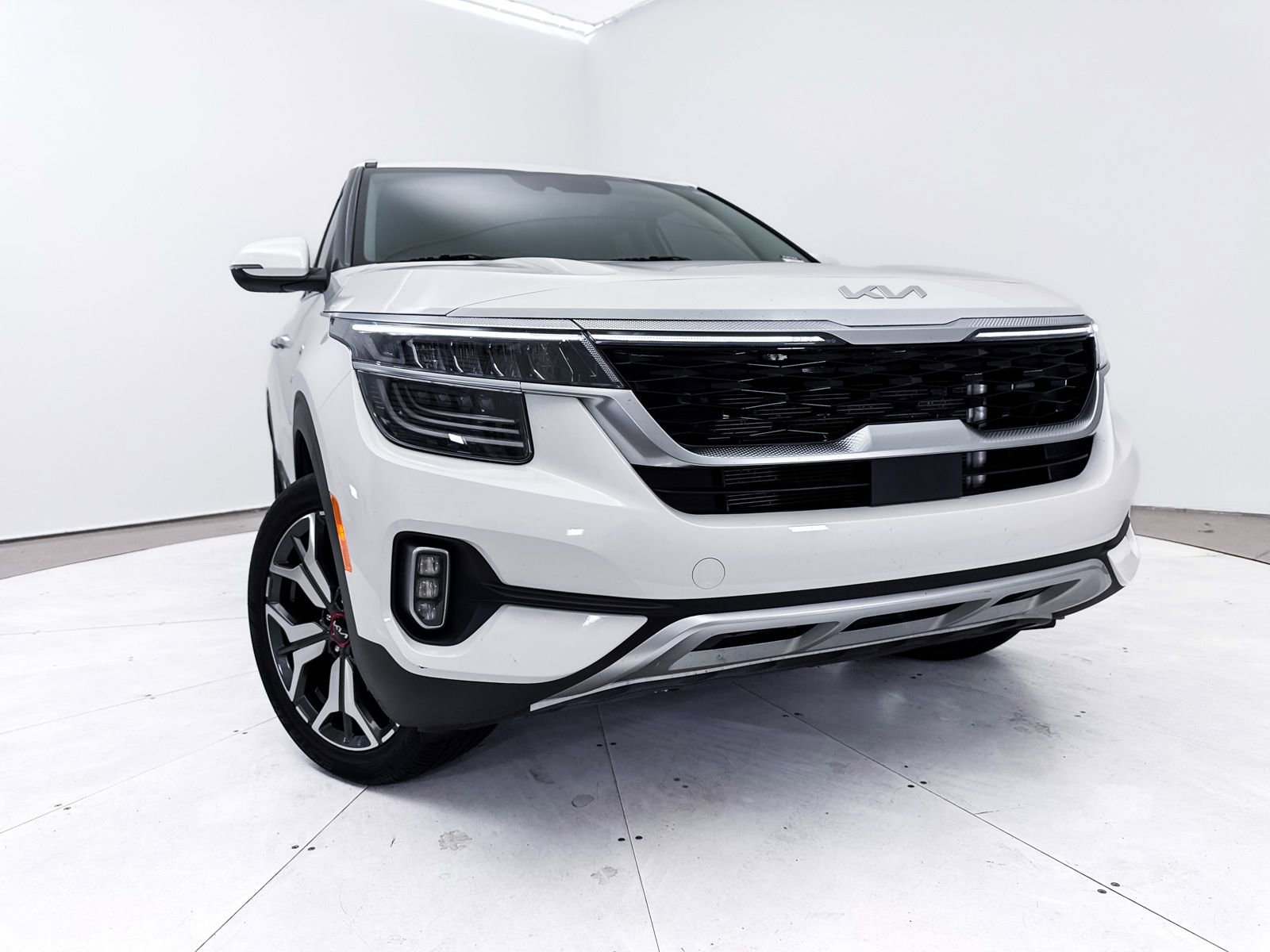 Certified 2022 Kia Seltos SX w/ Sunroof Package image 8