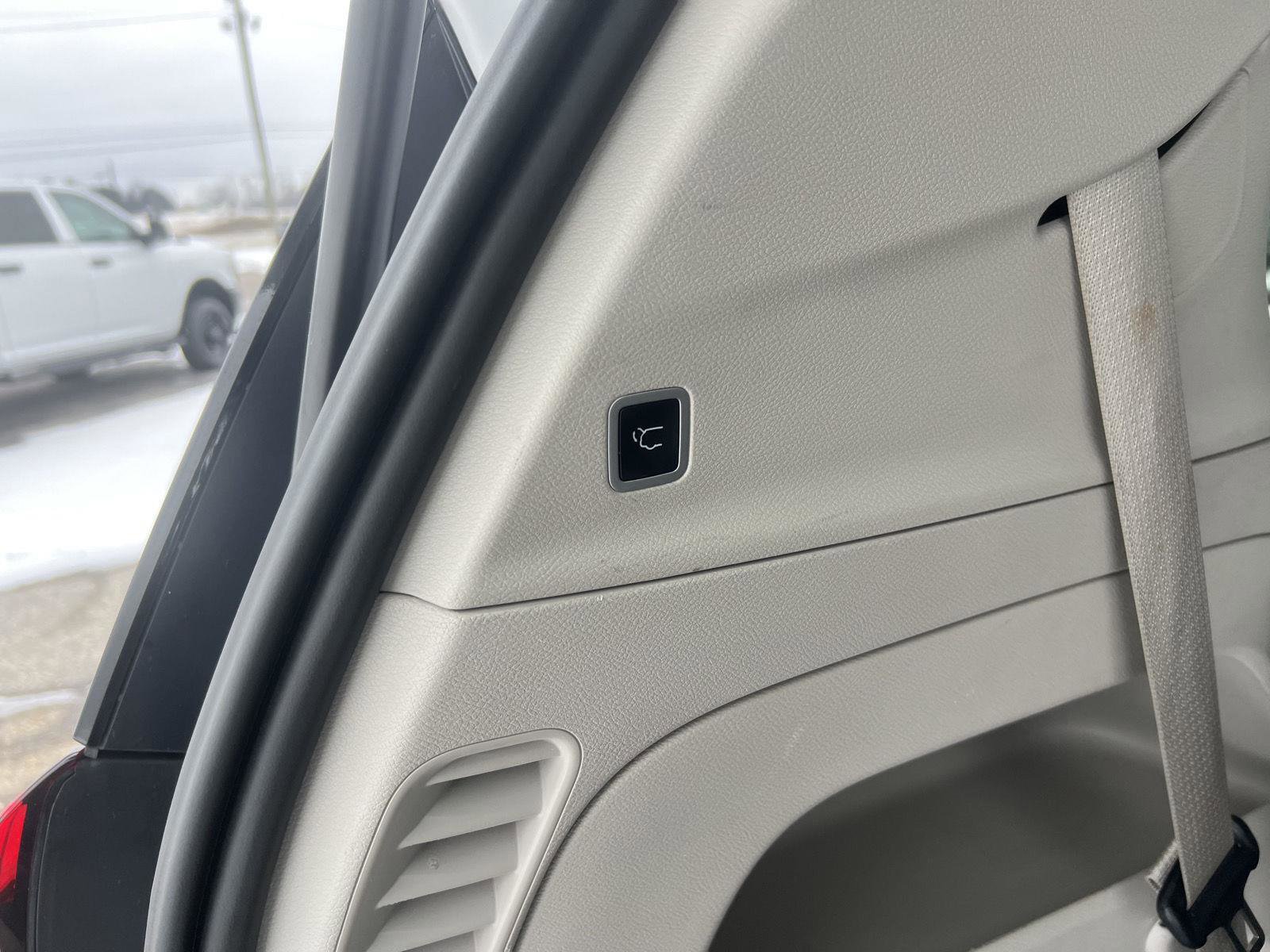 Used 2024 Chrysler Pacifica Touring-L image 32