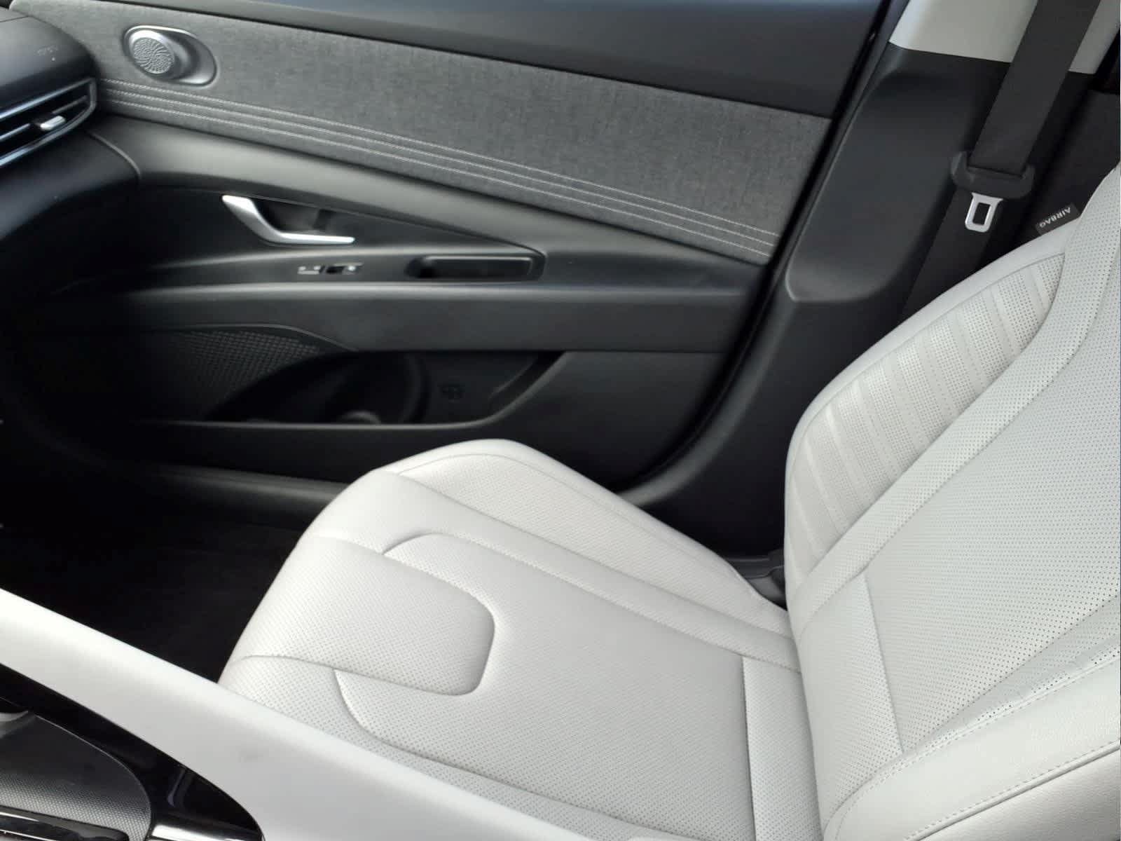 Used 2025 Hyundai Elantra Limited FWD image 17
