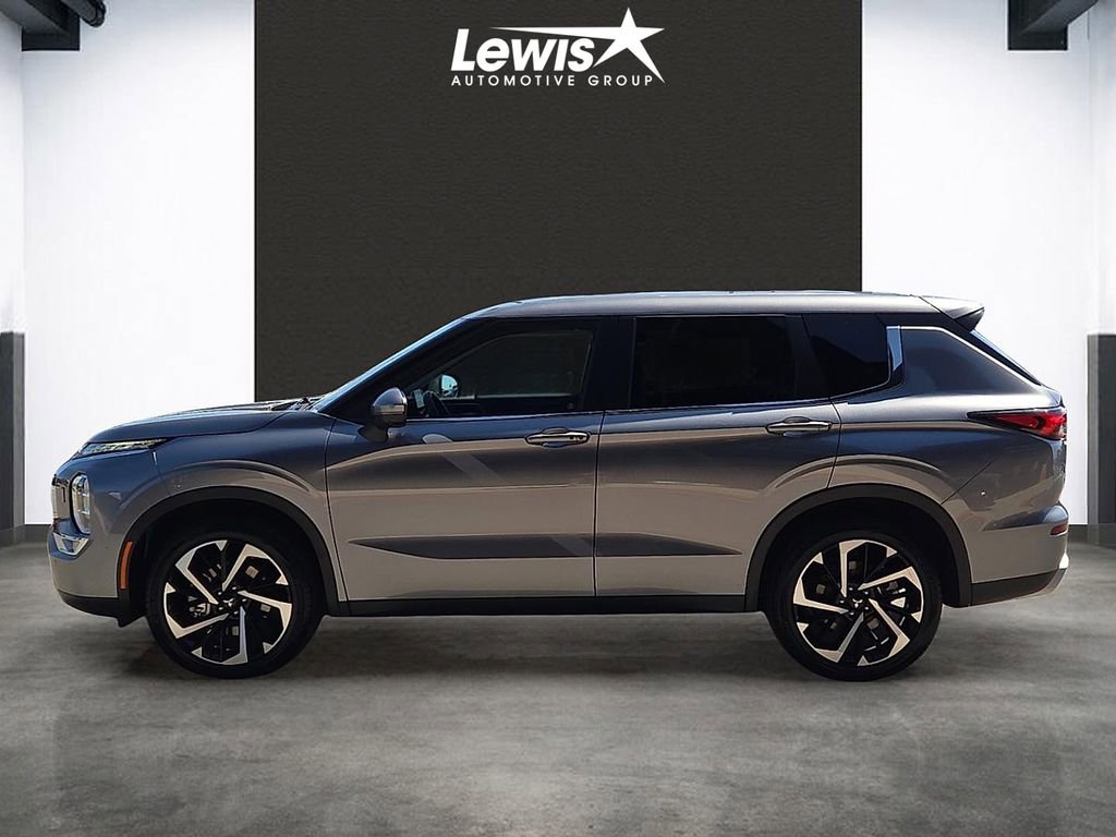 Used 2024 Mitsubishi Outlander SE image 2