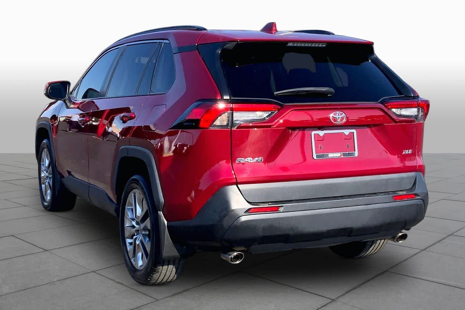 Used 2021 Toyota RAV4 XLE Premium FWD image 12