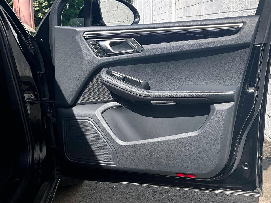 Certified 2023 Porsche Macan AWD/4WD image 29