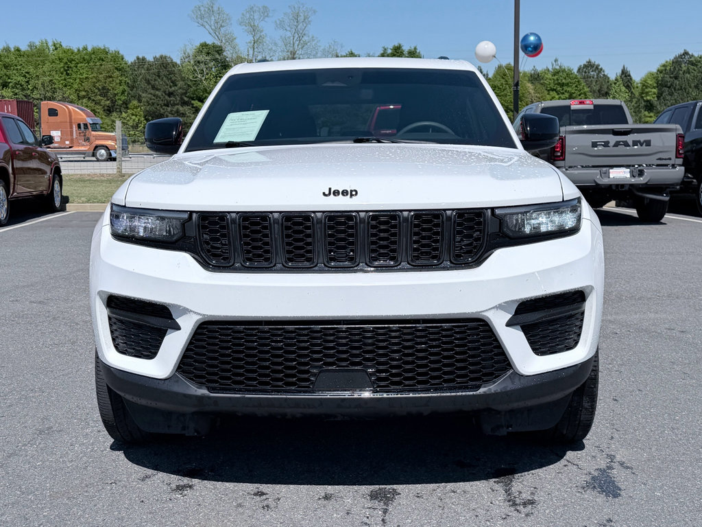 Used 2023 Jeep Grand Cherokee Altitude RWD image 3