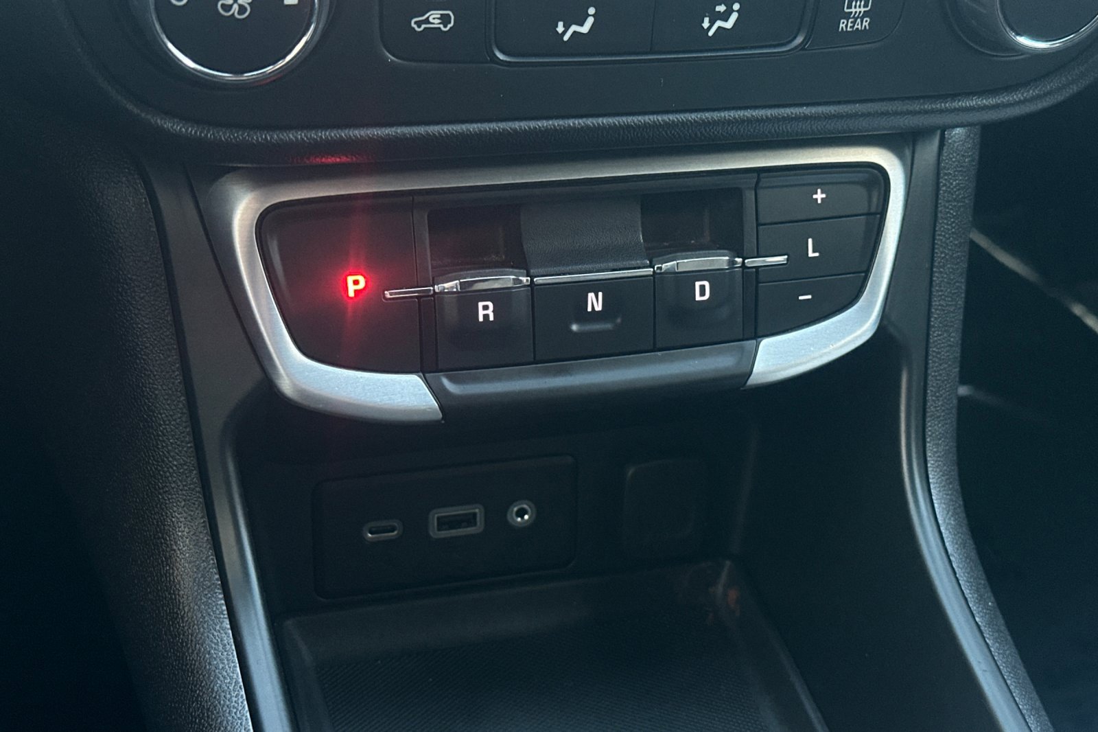 Used 2024 GMC Terrain SLE w/ Elevation Edition image 28