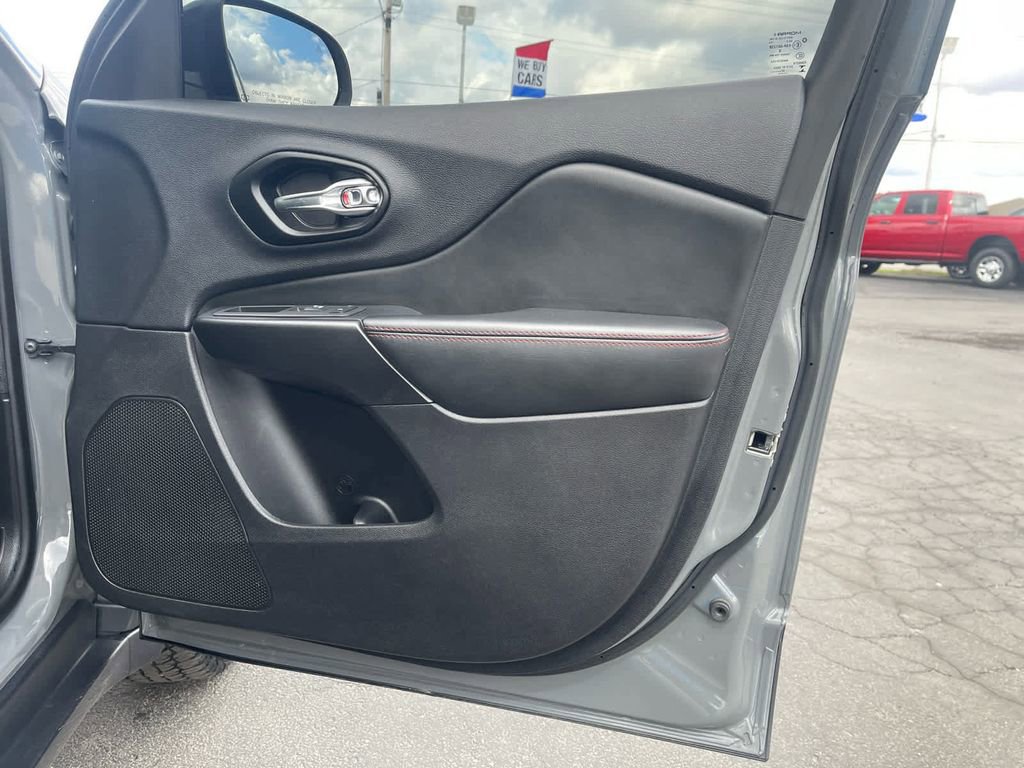 Used 2022 Jeep Cherokee Trailhawk w/ Trailer Tow Group image 9