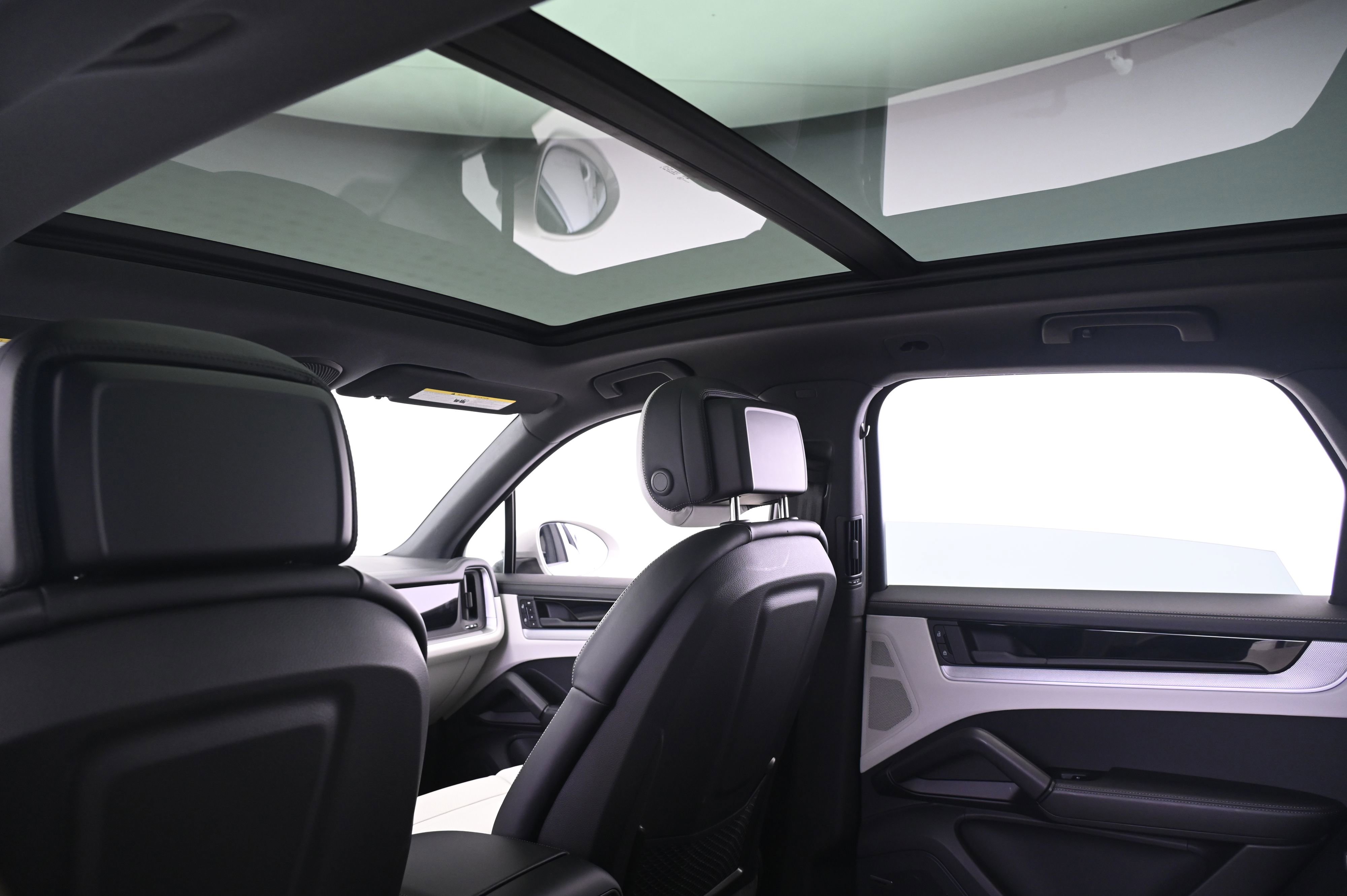 Used 2025 Porsche Cayenne image 25