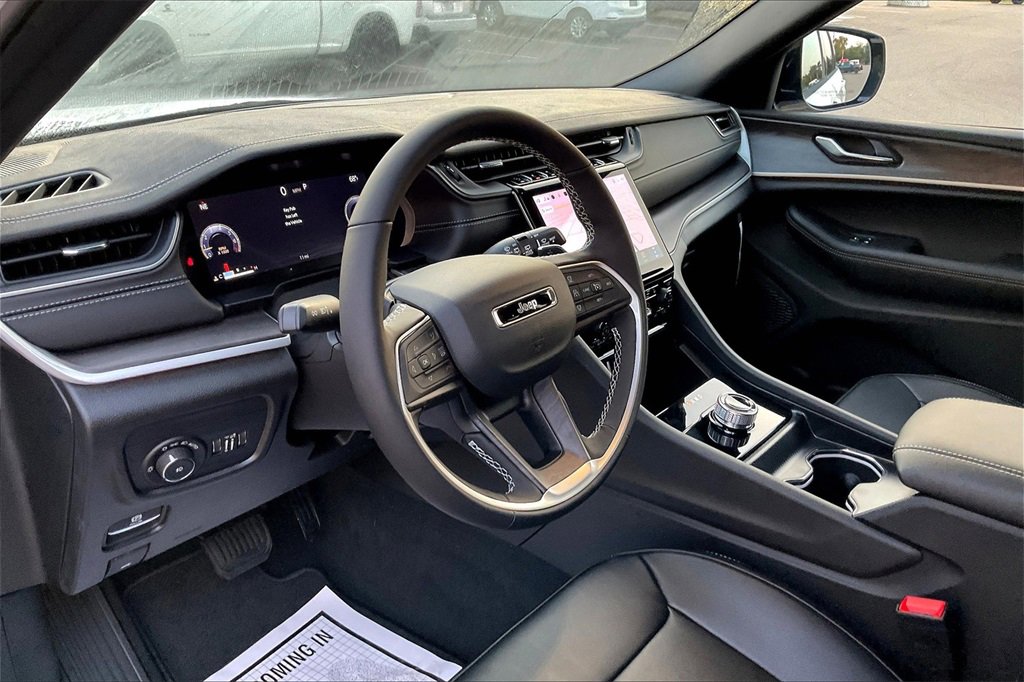 New 2025 Jeep Grand Cherokee Limited w/ Black Appearance Package image 6