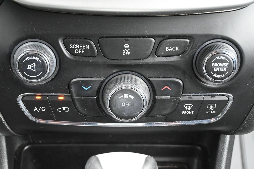 Used 2017 Jeep Cherokee Trailhawk AWD/4WD image 19