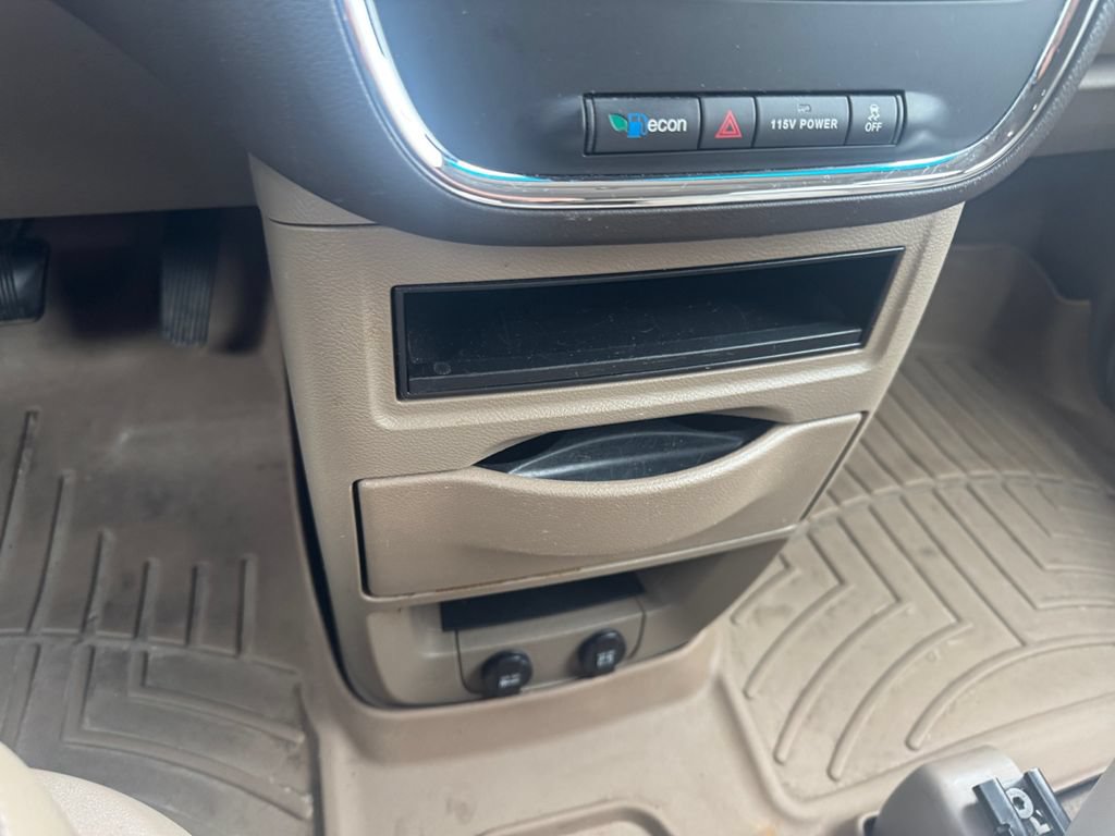 Used 2016 Chrysler Town & Country Touring FWD image 27