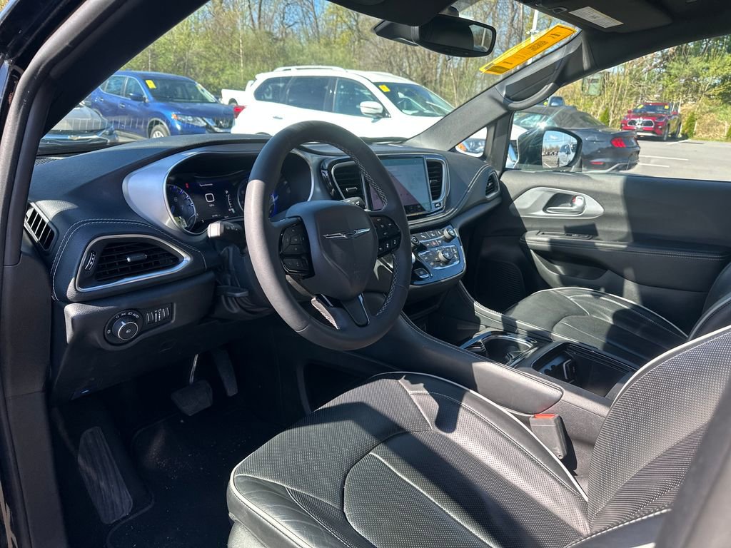 Used 2025 Chrysler Pacifica Limited image 9