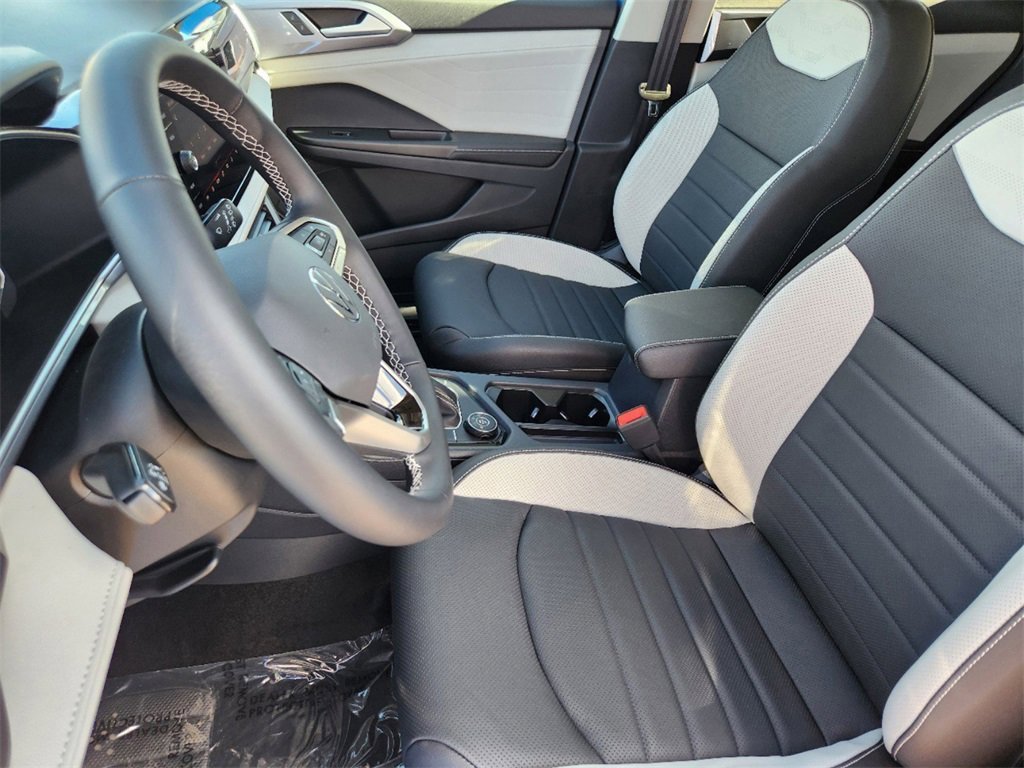 New 2025 Volkswagen Taos SEL image 6