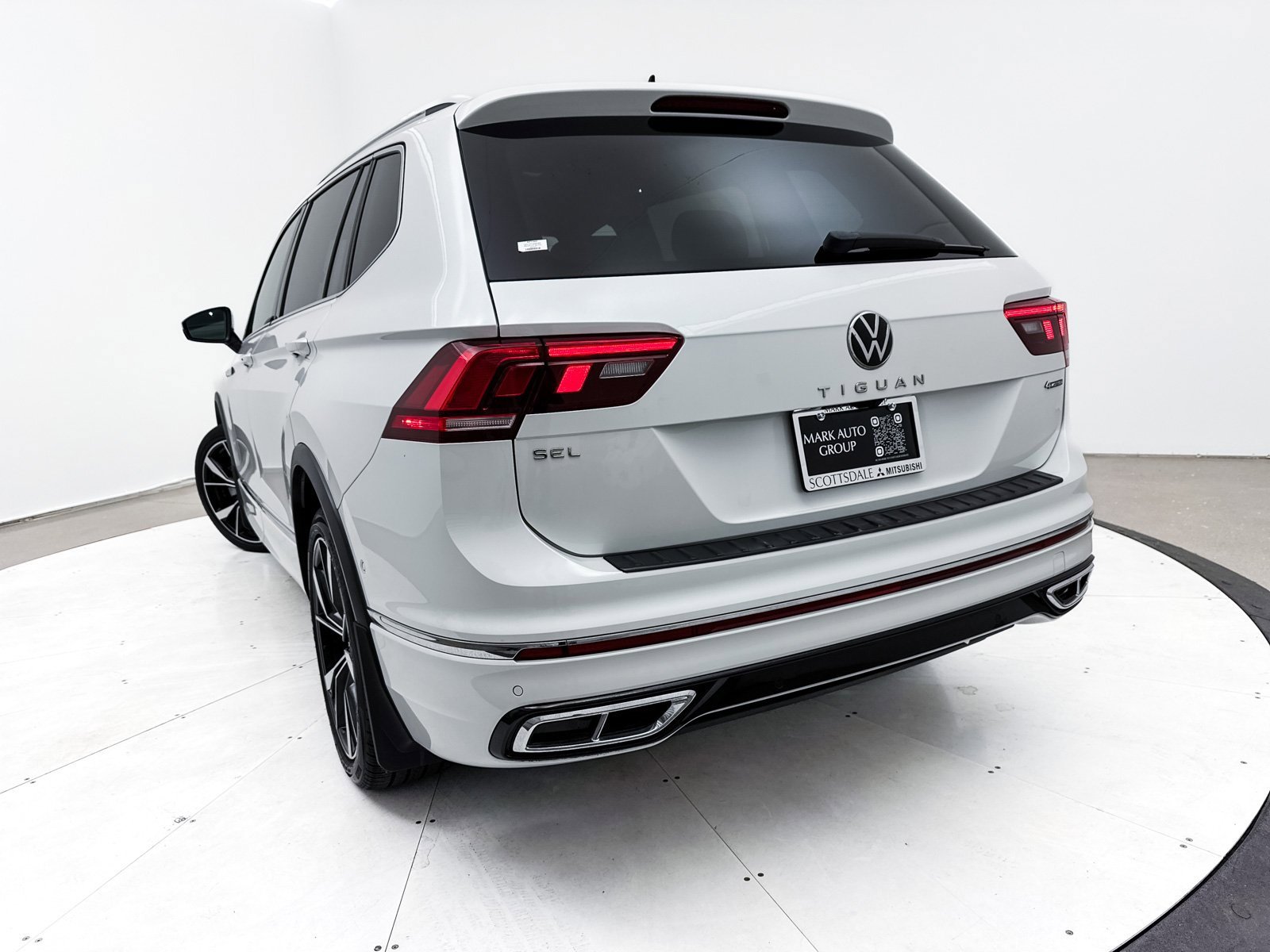 Used 2022 Volkswagen Tiguan SEL R-Line image 9