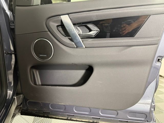 Used 2025 Land Rover Discovery Sport S image 31