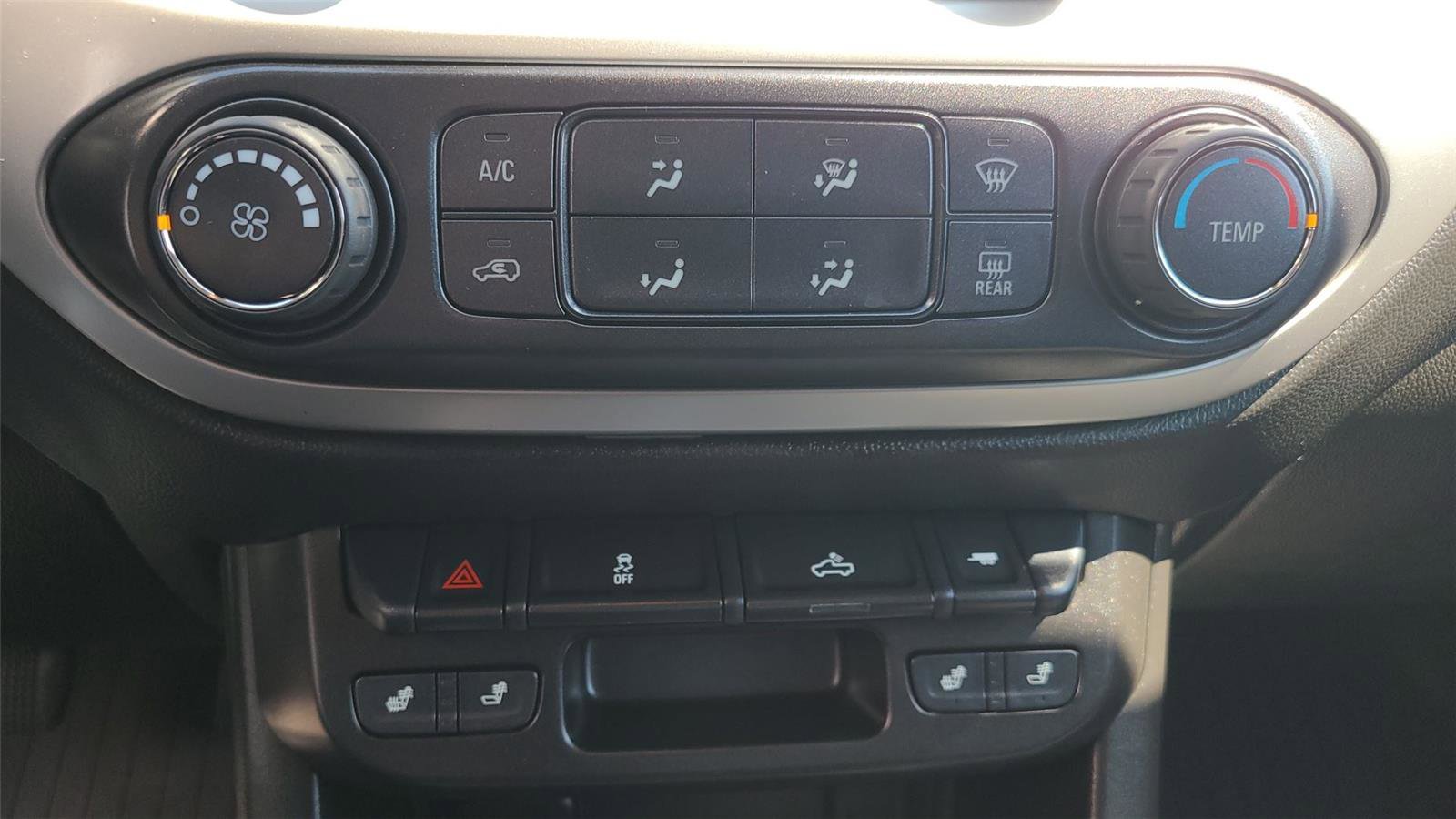 Used 2022 Chevrolet Colorado LT w/ LT Convenience Package AWD/4WD image 21