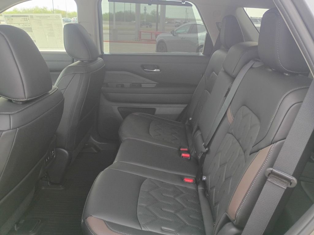 New 2026 Nissan Pathfinder Platinum image 32