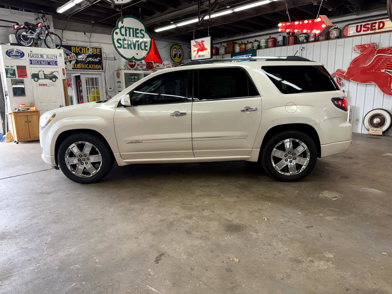 Used 2015 GMC Acadia Denali image 2