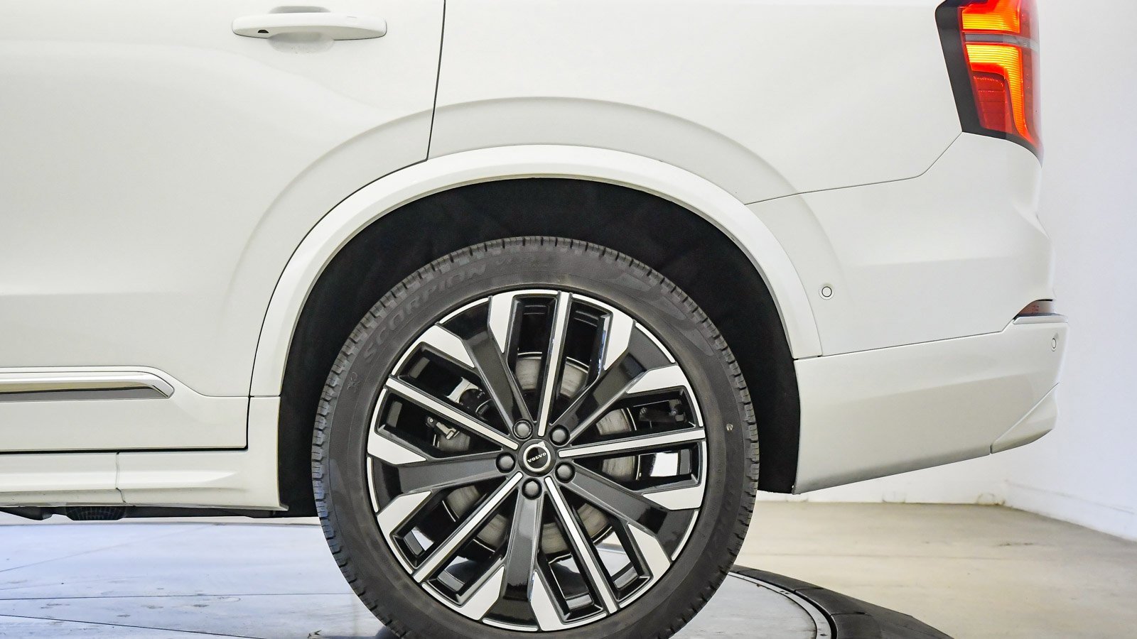 Certified 2025 Volvo XC90 T8 Plus w/ Protection Package Premier image 11