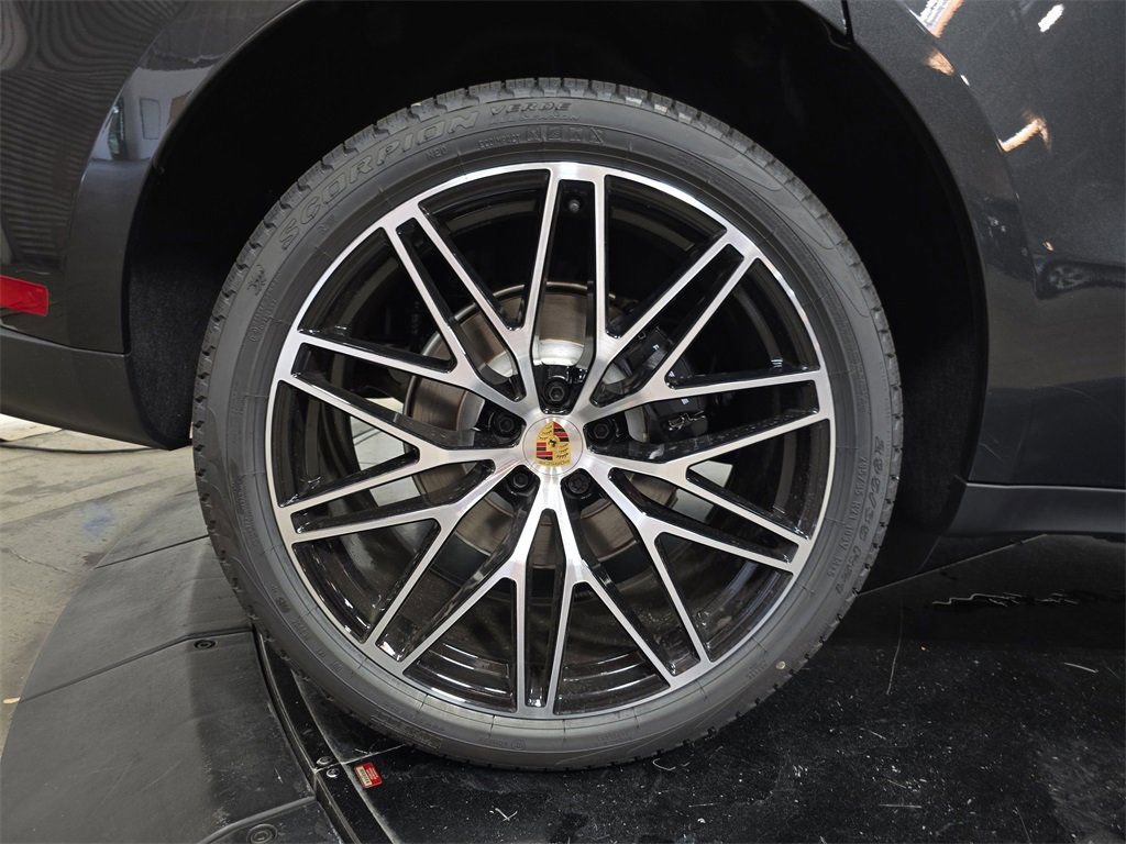 Certified 2025 Porsche Macan Turbo image 28