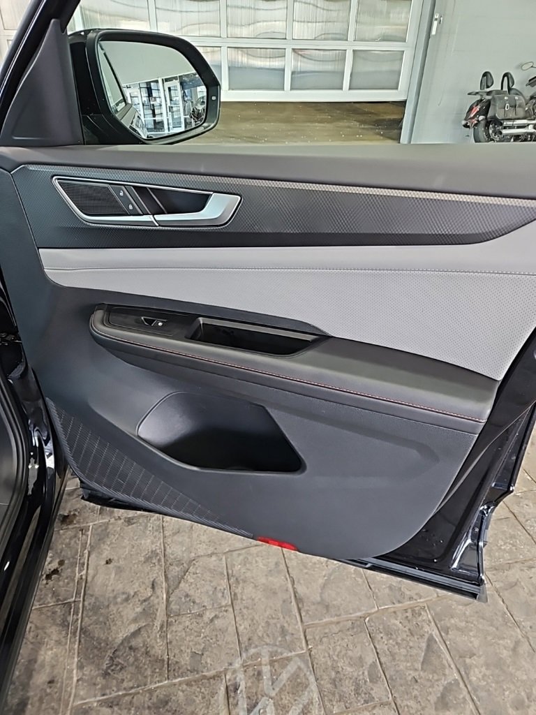 Used 2025 Volkswagen Atlas Peak Edition SE image 11