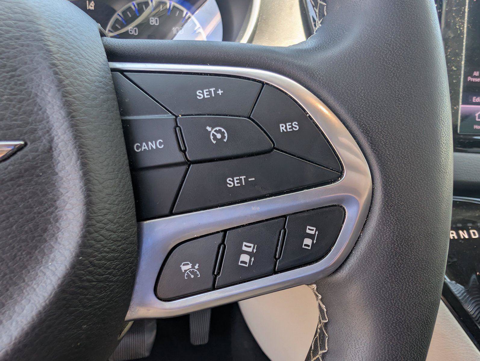 Used 2023 Chrysler Pacifica Touring-L FWD image 23