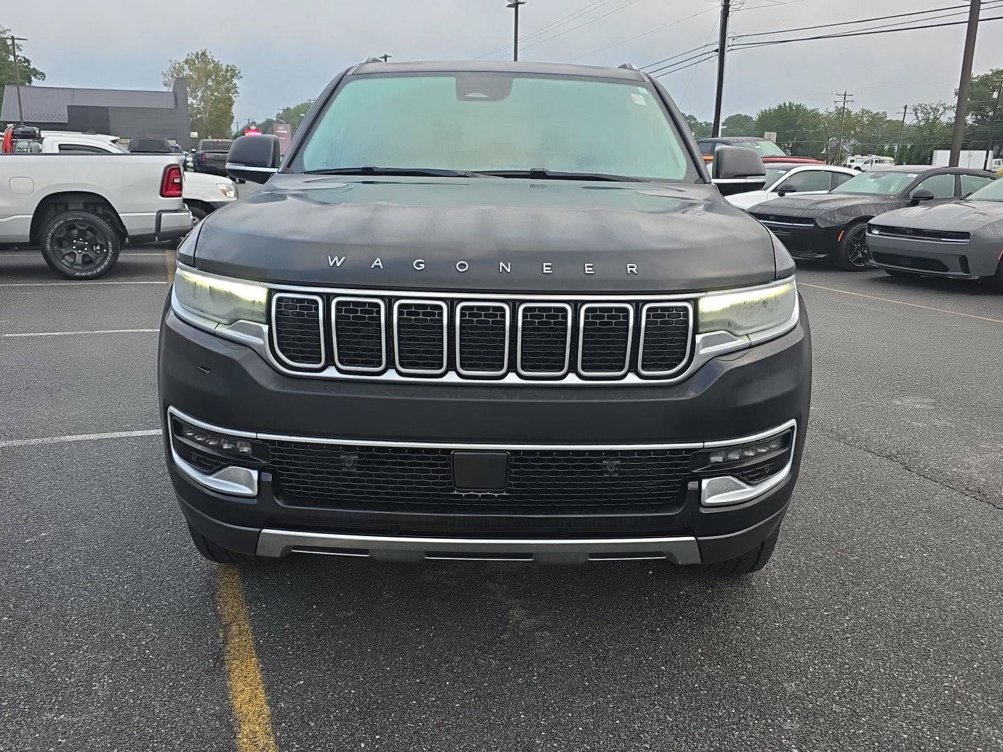 Used 2022 Jeep Wagoneer Series III w/ Premium Group I AWD/4WD image 2