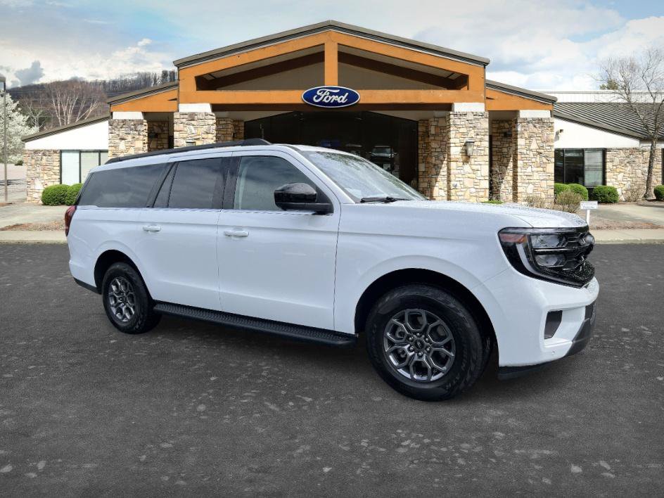 Used 2025 Ford Expedition Max Active AWD/4WD image 3