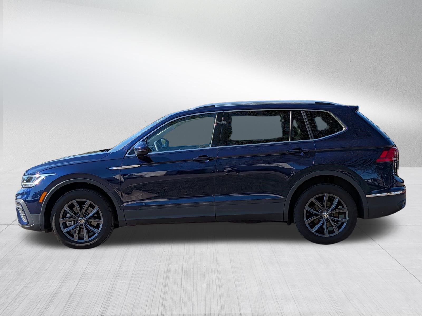 Used 2023 Volkswagen Tiguan SE w/ Panoramic Sunroof Package AWD/4WD image 4