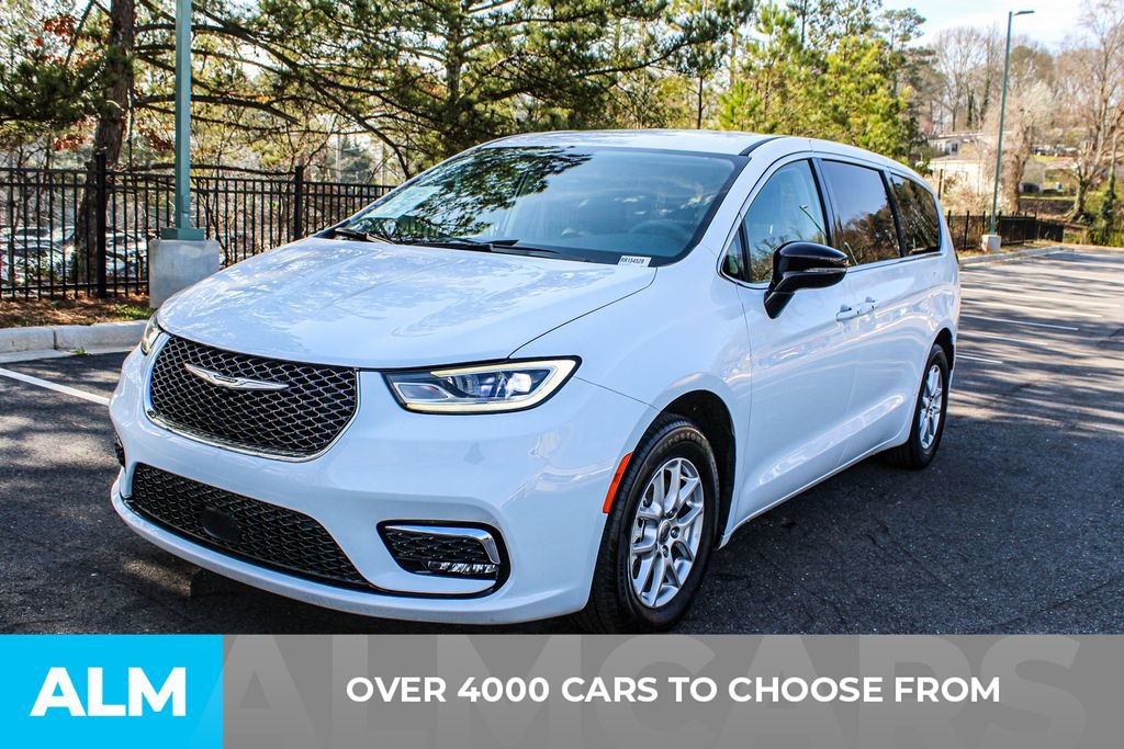 Used 2024 Chrysler Pacifica Touring-L image 3