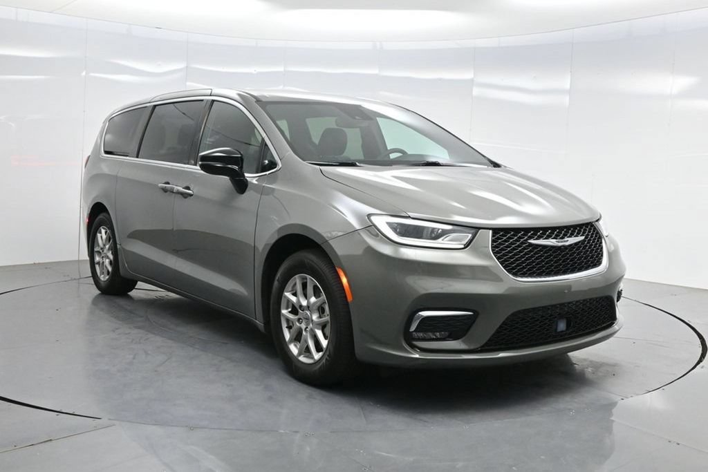Used 2025 Chrysler Pacifica Select FWD image 46