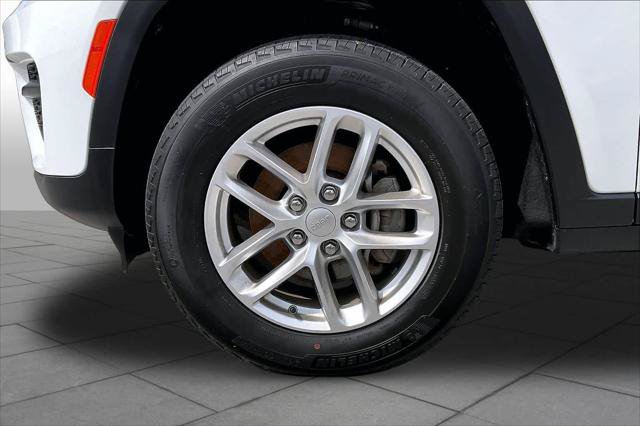 Certified 2023 Jeep Grand Cherokee Laredo AWD/4WD image 11