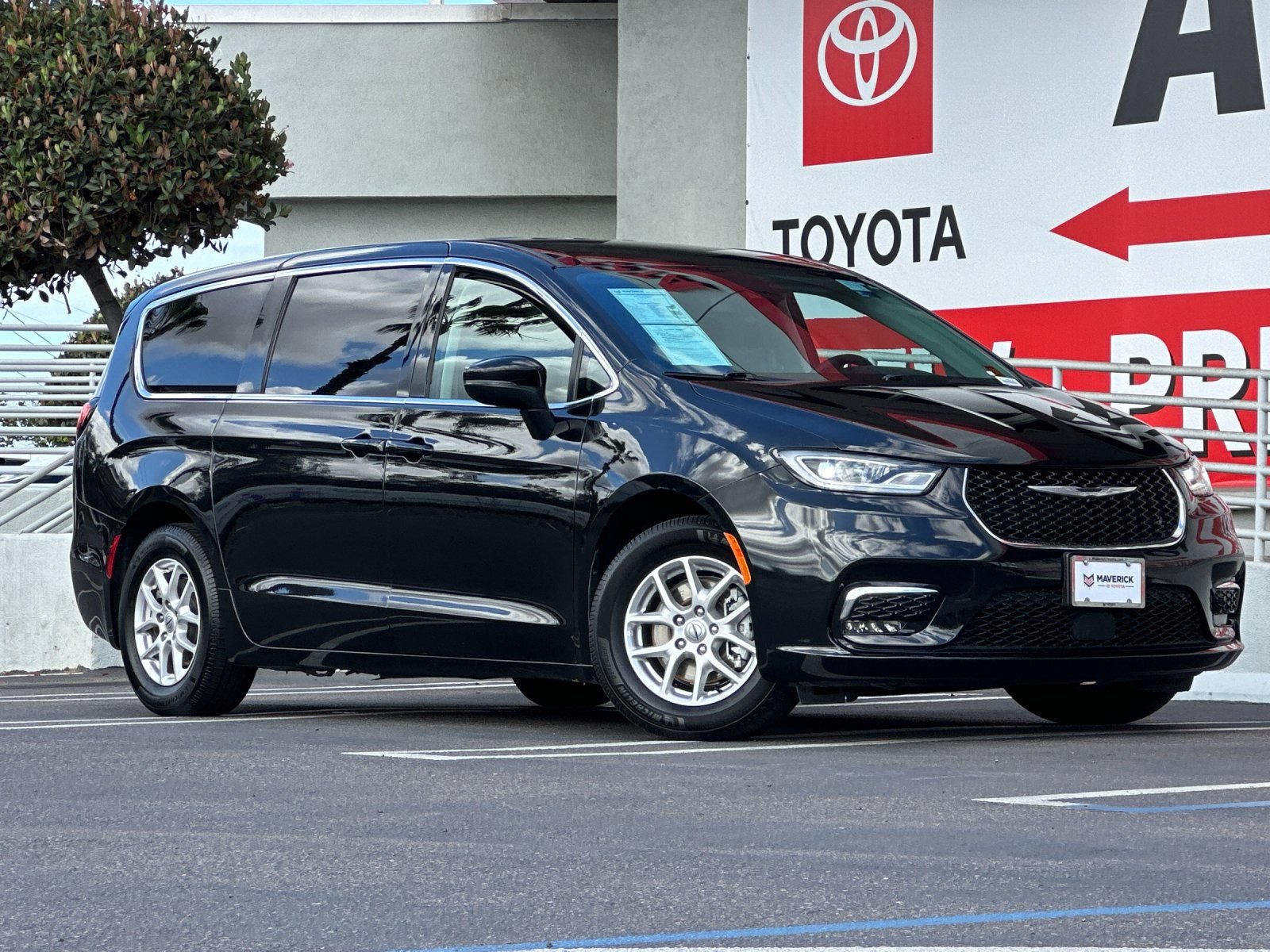 Used 2023 Chrysler Pacifica Touring-L FWD image 8