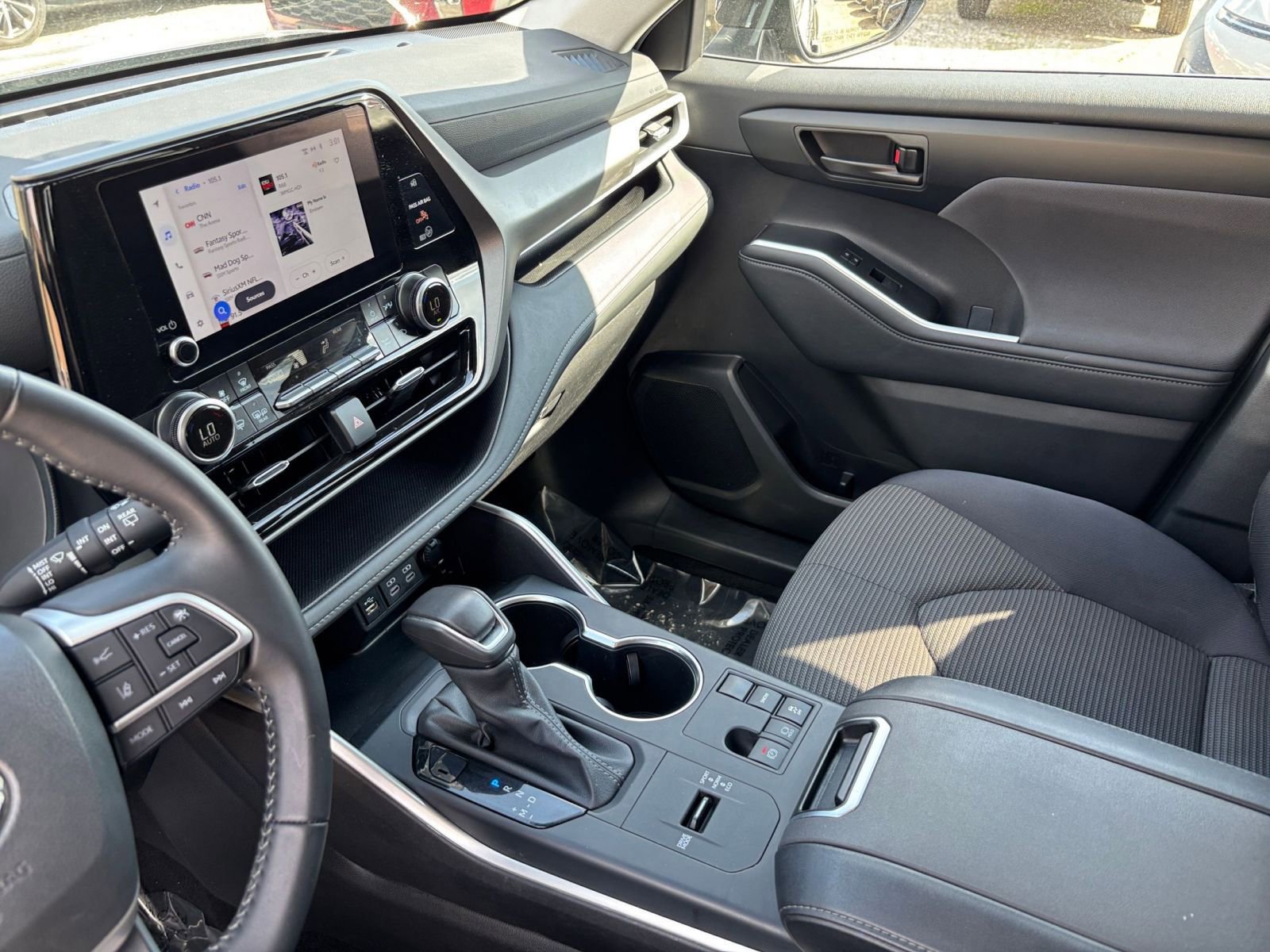 Used 2025 Toyota Highlander LE image 44