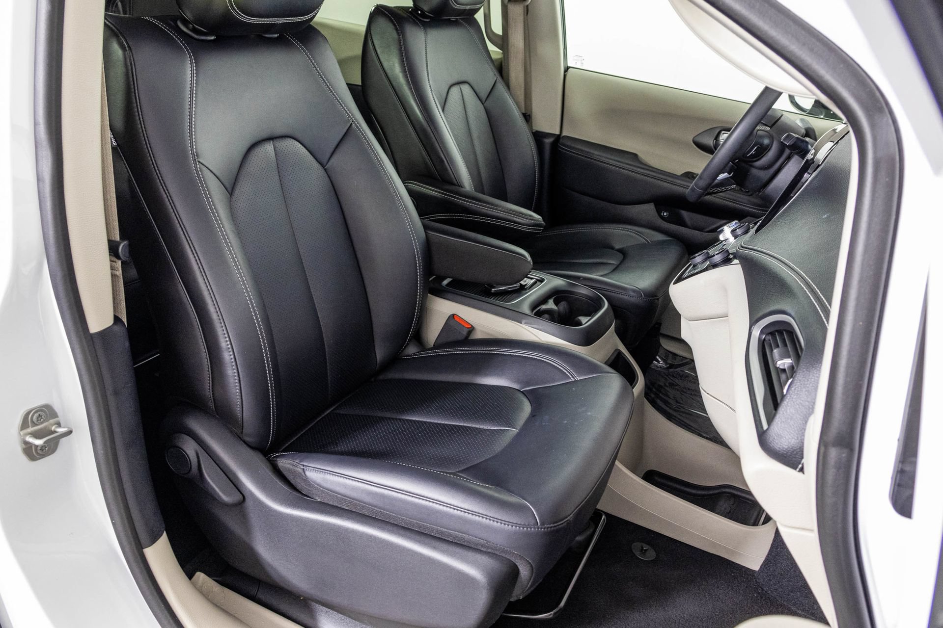 Used 2024 Chrysler Pacifica Limited FWD image 45