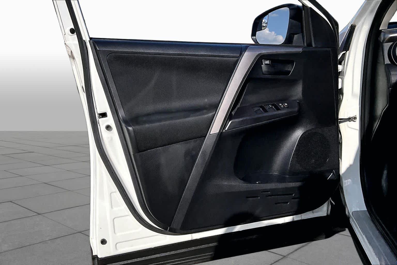 Used 2018 Toyota RAV4 LE FWD image 21