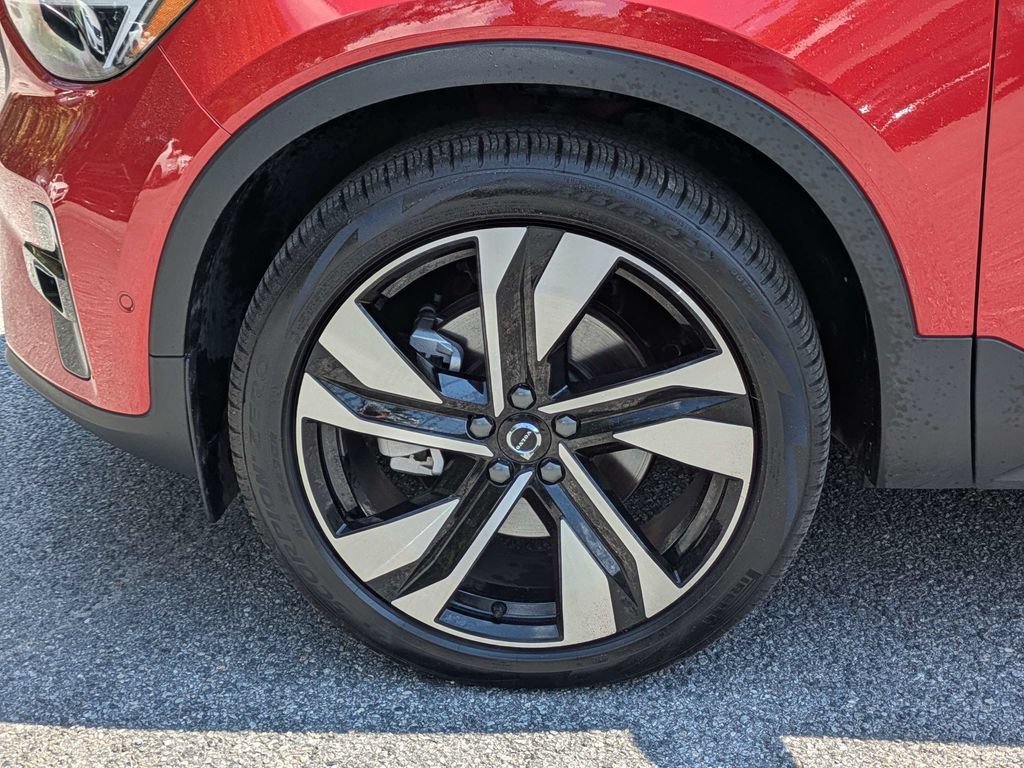 Certified 2025 Volvo XC40 B5 Plus AWD/4WD image 10