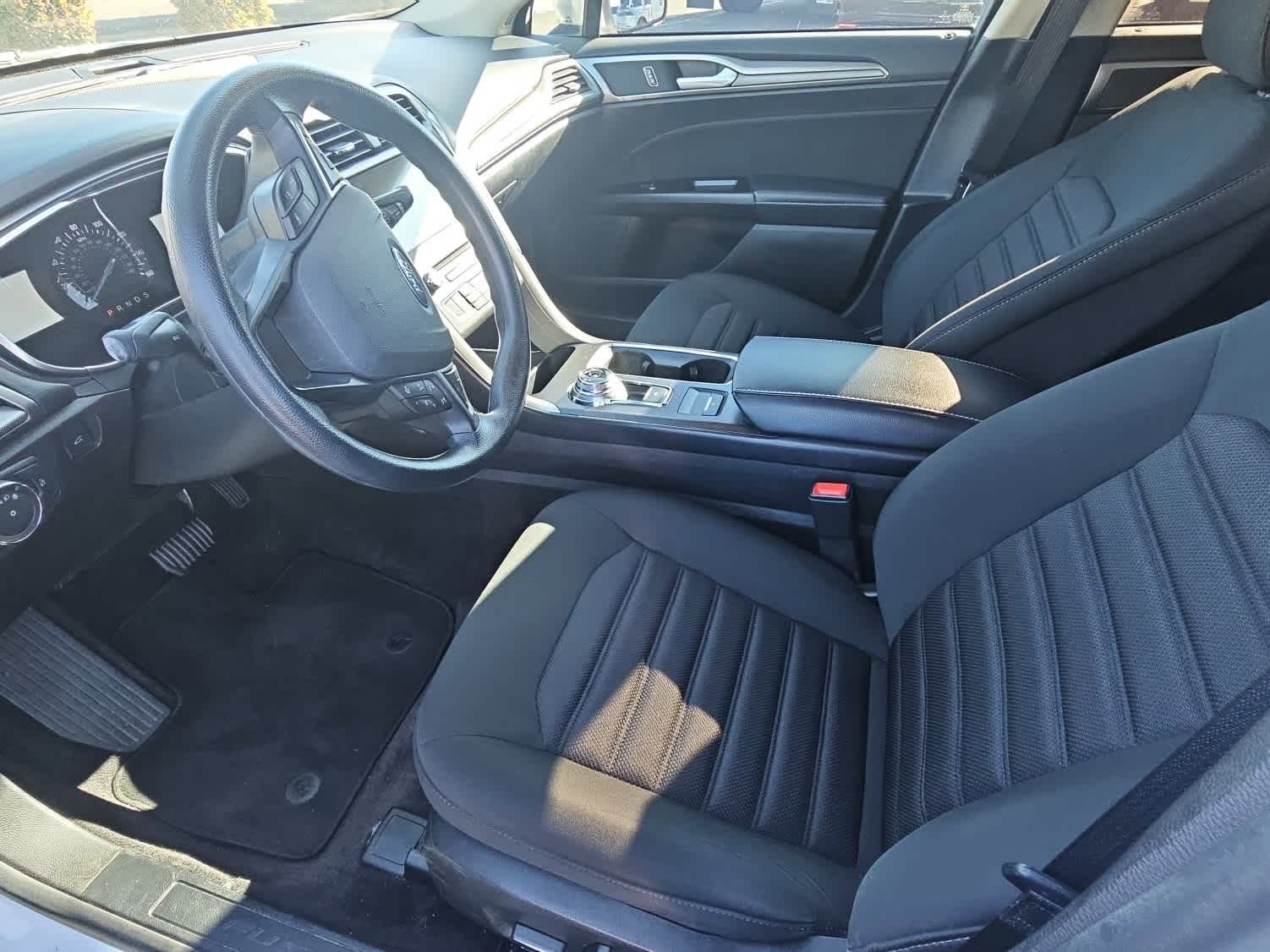 Used 2017 Ford Fusion SE w/ Fusion SE Technology Package image 14