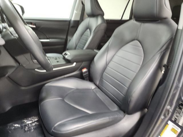 Certified 2024 Toyota Highlander XLE FWD image 19