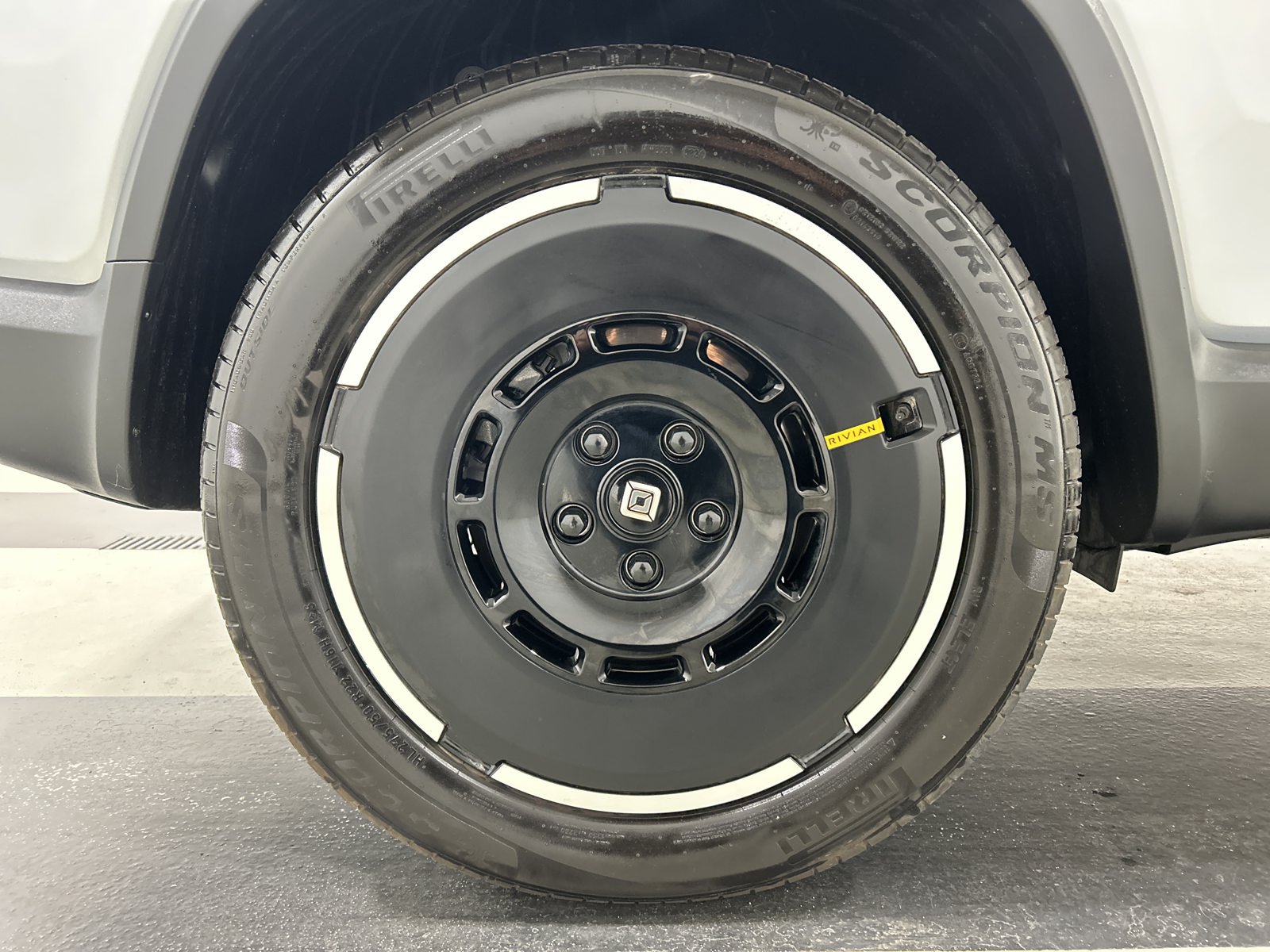 Used 2025 Rivian R1S Adventure Dual AWD/4WD image 12