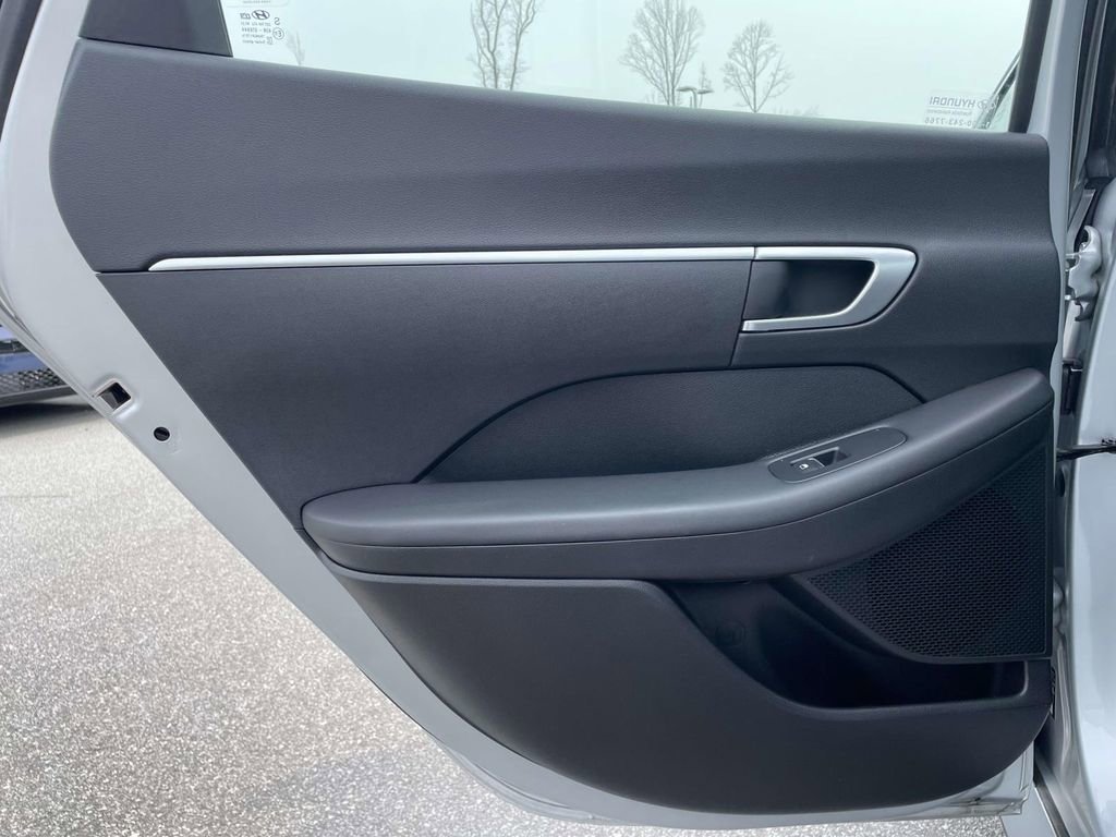 Certified 2025 Hyundai Sonata SE image 2