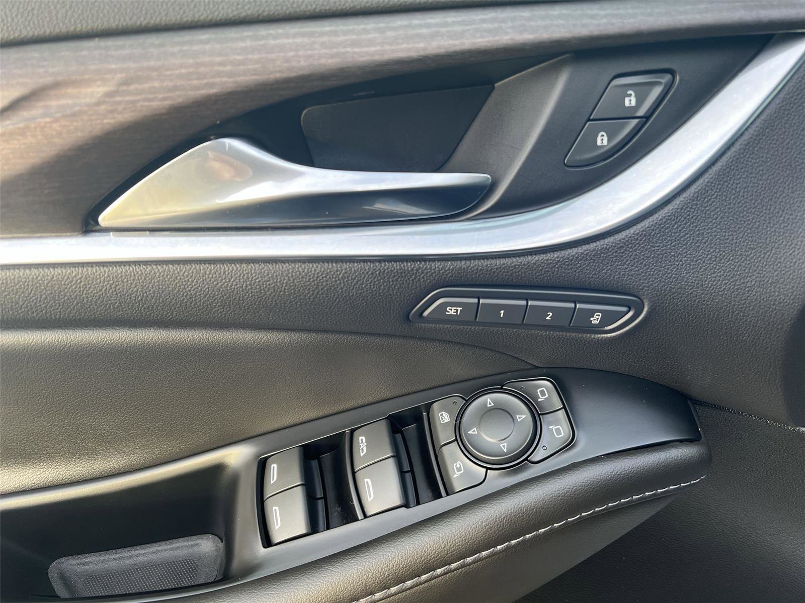 Used 2024 Buick Enclave Avenir image 12