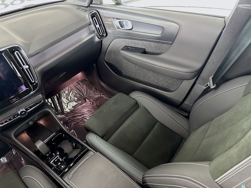 Used 2023 Volvo XC40 B5 Ultimate w/ Protection Package Premier image 25