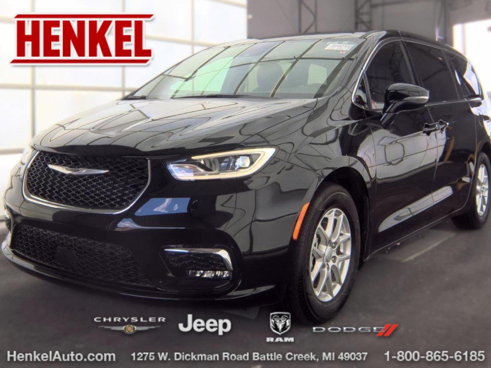 Used 2025 Chrysler Pacifica Select